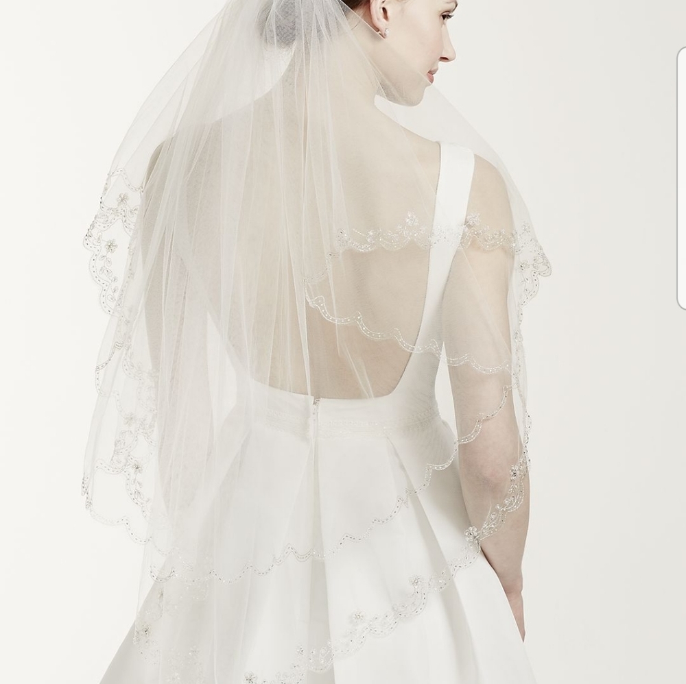 scrolled scallopeed edge fingertip veil